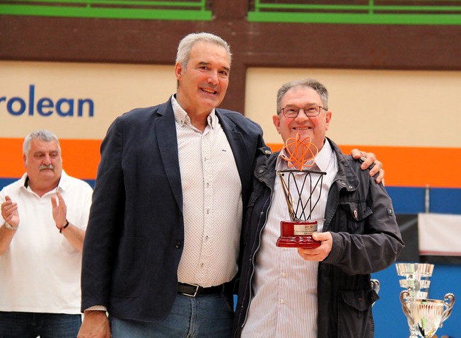 El presidente de Askatuak, Iñaki Almandoz, premio de la Federación Vasca a su inmensa trayectoria en el mundo del basket