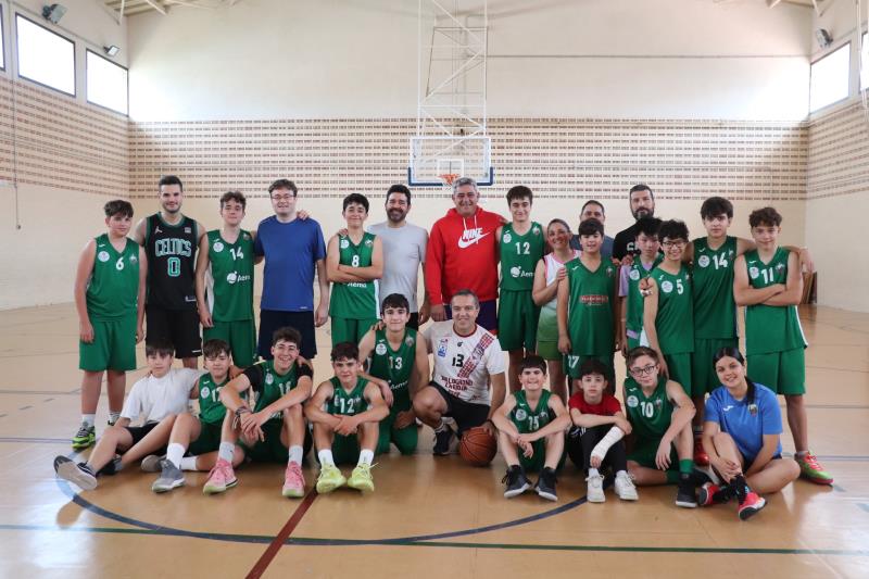 El pabellón del colegio acogió un vibrante infantil vs cadete masculinos vs familias