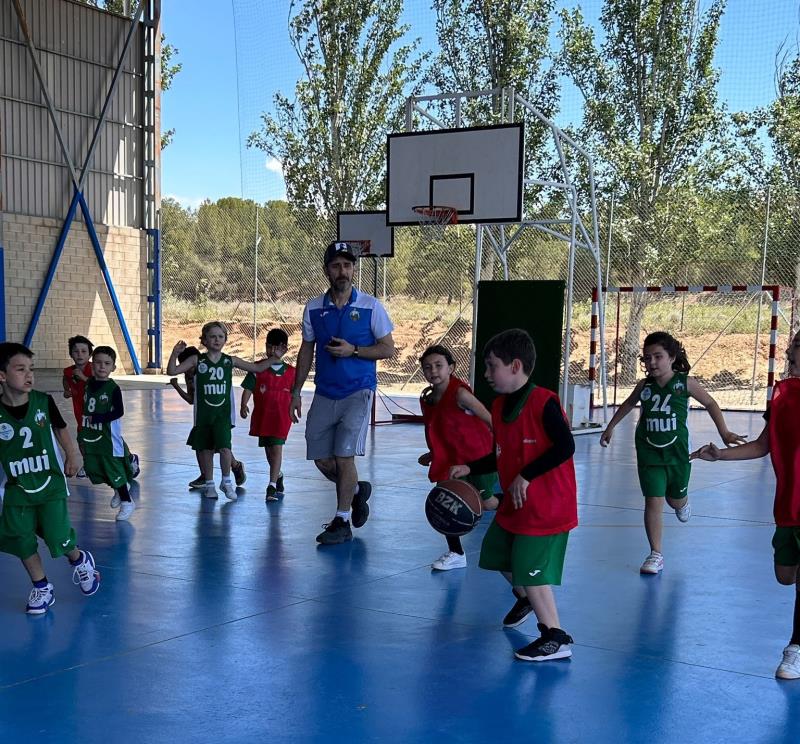 En el polideportivo, la mañana transcurrió entre derbis de nuestros babies, prebenjamines y benjamines