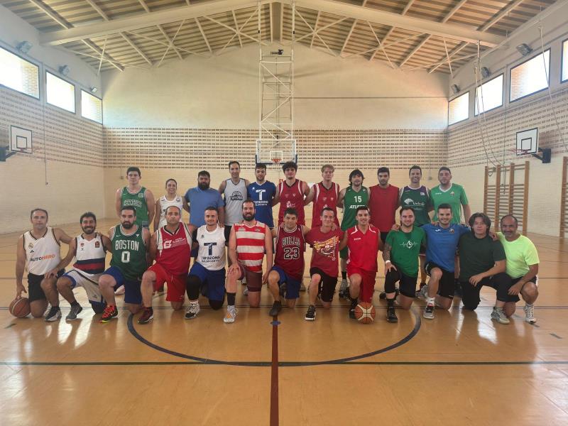 El pabellón del colegio cerró la mañana con un triangular entre combinados de nuestro sénior Atleet CB Alfaro, Tarazona Baloncesto y nuestros aficionados del rockocesto