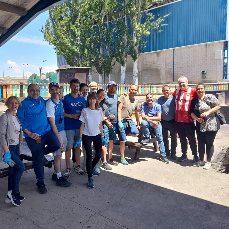 Mientras se desarrollaban los partidos, nuestro equipazo de asadores preparó un asado espectacular para más de 200 personas. ¡Tan agradecidos!