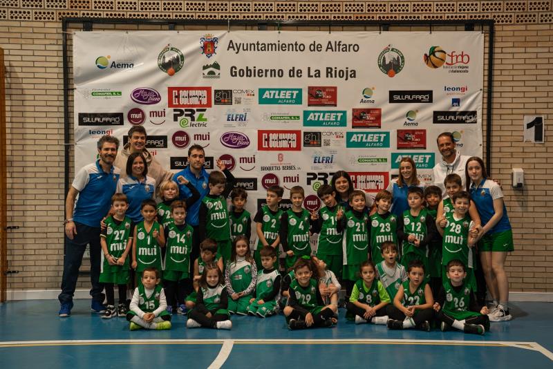 Nuestro futuro, el primer pie de nuestra base: los babies y los dos prebenjamines Mui y Coala, entrenados por Toño Lozano, Bea Pascual, Javi Gil, Cristina González, Belén Martínez y Thais Milagro