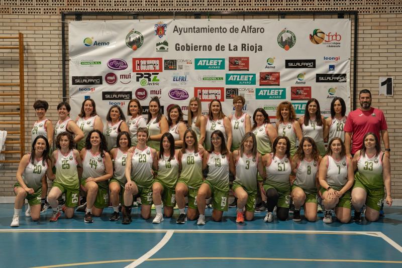 El magnífico grupo de mujeres aficionados en su segunda temporada, con David Pequerul de monitor