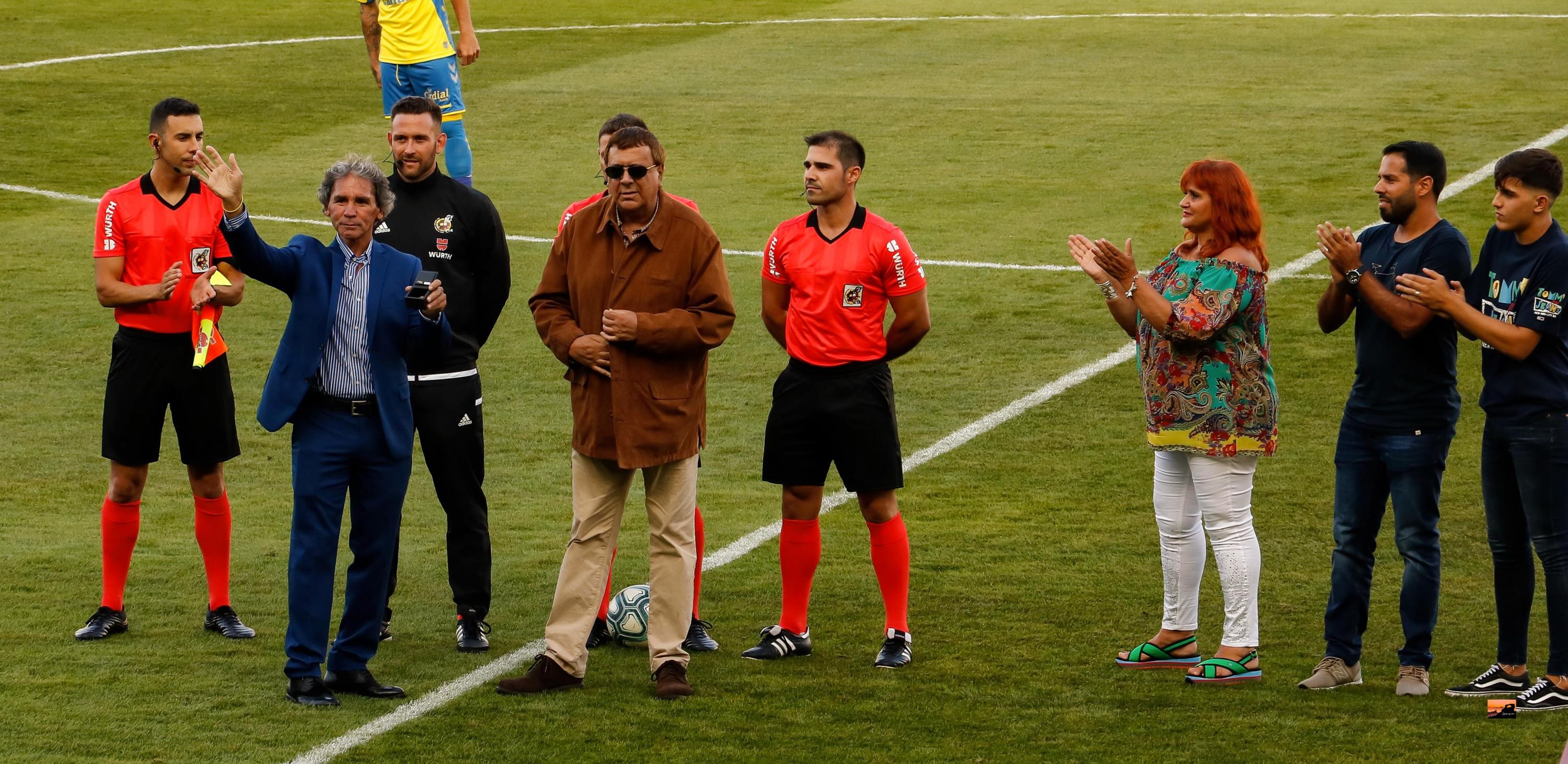 ENTREGA DE INSIGNIA DE ORO Y BRILLANTES A JUANI CASTILLO